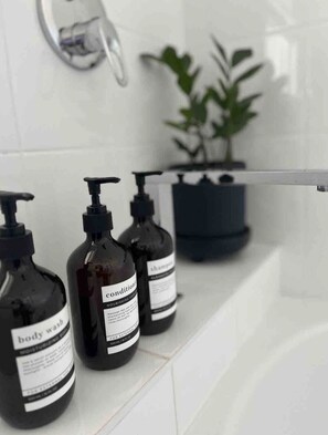 Bathroom amenities - Little River Cottage (Menah)
