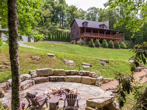 Property grounds - Rhododendron Rendezvous - Incredible home in Blowing Rock with fire pit, hot tub, total privacy! (Blowing Rock)