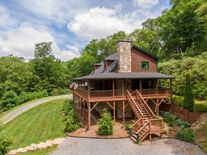 Exterior - Rhododendron Rendezvous - Incredible home in Blowing Rock with fire pit, hot tub, total privacy! (Blowing Rock)