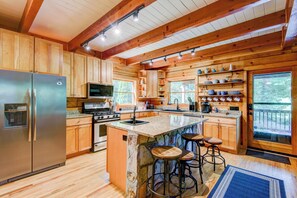 Fridge, microwave, oven, stovetop - Rhododendron Rendezvous - Incredible home in Blowing Rock with fire pit, hot tub, total privacy! (Blowing Rock)