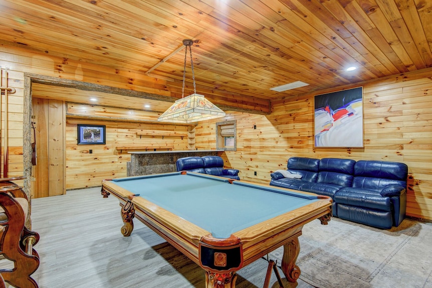 Rhododendron Rendezvous | Pet Friendly Cabin Near Blowing Rock | Fire Pit | Hot Tub | Private! - Blowing Rock, NC