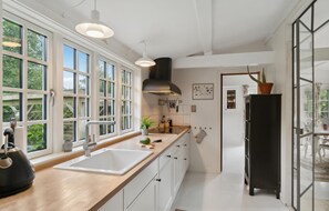 Ovn, kogeplade, opvaskemaskine, kaffe-/temaskine