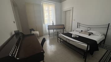 4 bedrooms, desk, iron/ironing board, WiFi
