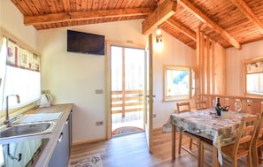 Fridge, microwave, coffee/tea maker, cookware/dishes/utensils - Beautiful home in Capovalle with WiFi (Capovalle)