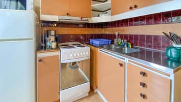 KylskÄp, spishÀll och kaffe- och tebryggare