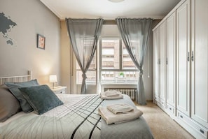 3 habitaciones, tabla de planchar con plancha, cuna de viaje y wifi 