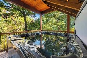 Outdoor spa tub - EV Pilot's Luxe Cabin~Slide~FLT Simulator & HotTub (Broken Bow)