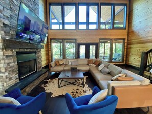 TV, fireplace, video games, foosball - EV Pilot's Luxe Cabin~Slide~FLT Simulator & HotTub (Broken Bow)