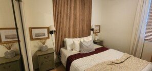 3 bedrooms, iron/ironing board, WiFi, bed sheets - House with dog and chickens  (Phoenix)