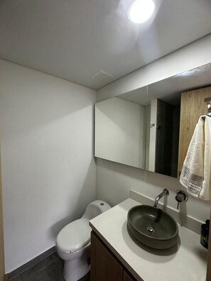 Toallas, jabón, papel de baño 