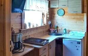 Fridge, stovetop, coffee/tea maker