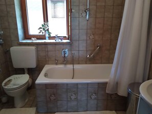 Hair dryer, towels - Ferienwohnung Resch, 53 qm mit Balkon und Einem Separaten Schlafzimmer (Oberaudorf)