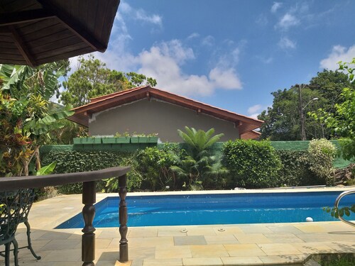 Casa Grande e Confortável com Piscina, em Condomínio com Jardín e Churrasqueira