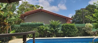 Casa Grande e Confortável com Piscina, em Condomínio com Jardín e Churrasqueira