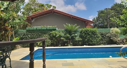 Casa Grande e Confortável com Piscina, em Condomínio com Jardín e Churrasqueira