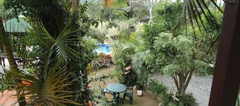 Casa Grande e Confortável com Piscina, em Condomínio com Jardín e Churrasqueira