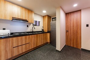 Refrigerador, microondas, horno y parrilla de estufa 