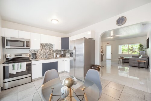 Your Hollywood Hideaway! Central Location 2BR Home