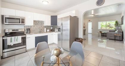 Your Hollywood Hideaway! Central Location 2BR Home