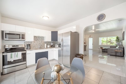 Your Hollywood Hideaway! Central Location 2BR Home