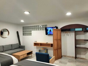 Minibar, decoración personalizada, wifi gratis y ropa de cama