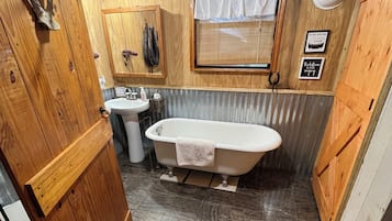 Douche, sĂšche-cheveux, serviettes fournies, savon