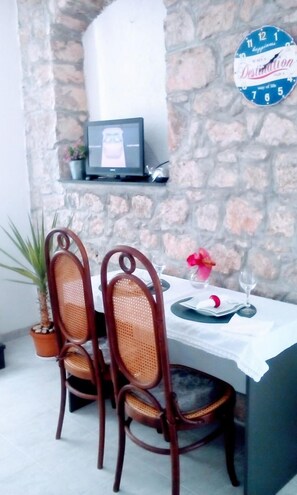 Apartment, Smoking