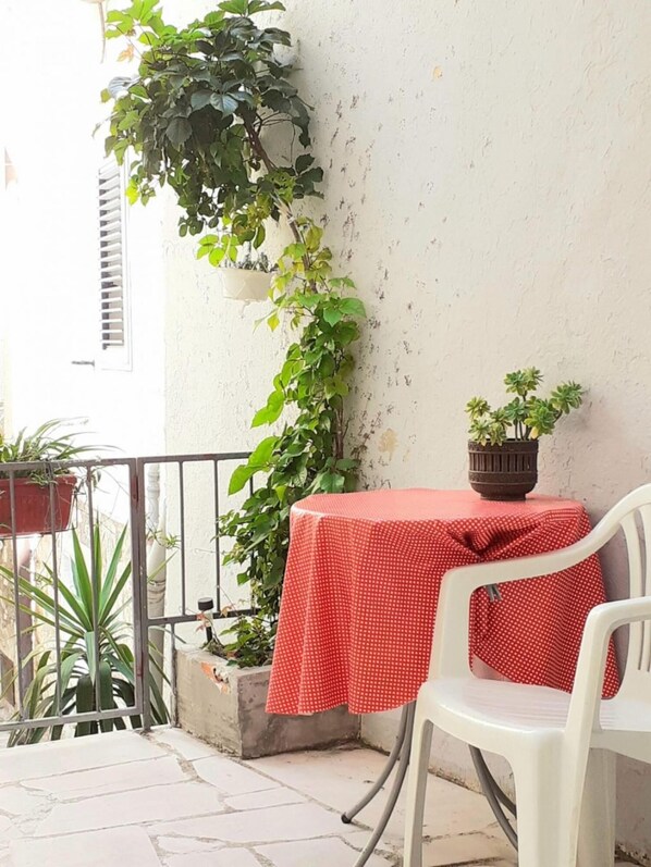 Apartment, Smoking