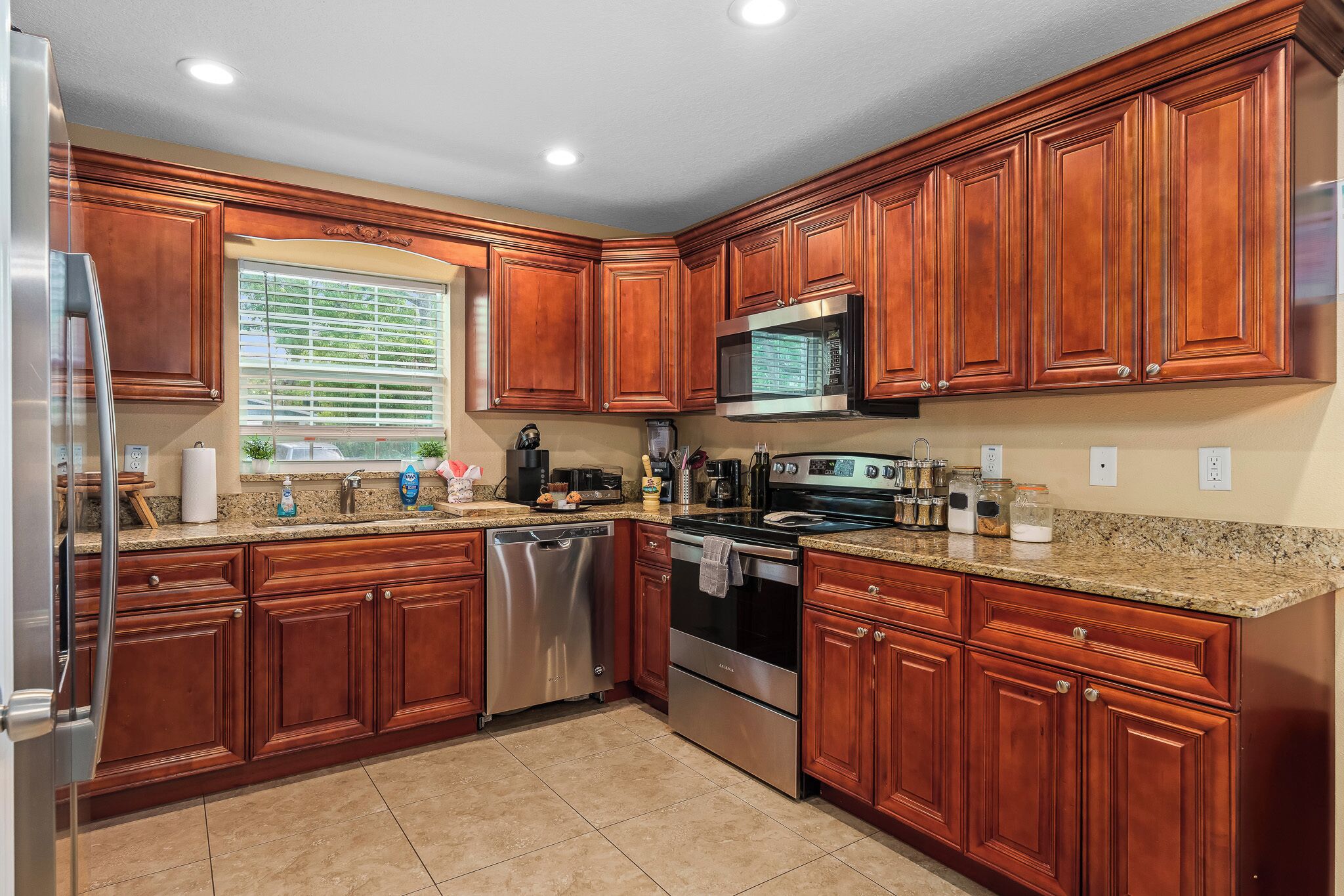 Frigorifero, microonde, forno, piano cottura