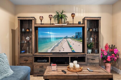 Tampa Getaway, with Pickleball court, Hot Tub near Ybor, Downtown & Channel side