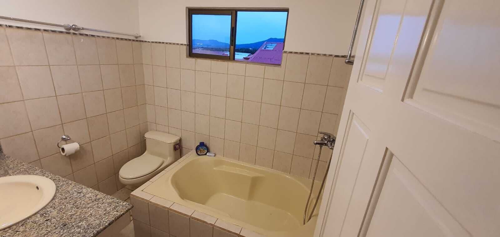 Douche, serviettes fournies, papier toilette