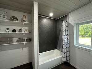 Towels, soap, shampoo, toilet paper - The Bunkhouse on the Caddo River (Glenwood)