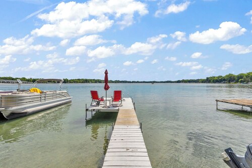 Waterfront lake cottage on gorgeous Clark Lake in Jackson! 4 bedrooms, sleeps 10