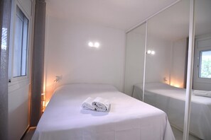 1 makuuhuone, silitysrauta/-lauta