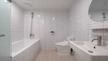 Double Room (Private Bathroom) | Kamar mandi | Perlengkapan mandi gratis, pengering rambut, jubah mandi, dan sandal