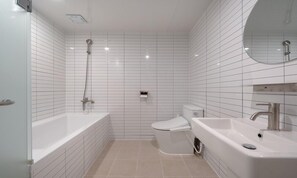 Double Room (Private Bathroom) | Kylpyhuone | Ilmaiset hygieniatuotteet, hiustenkuivaaja, kylpytakit, tohvelit