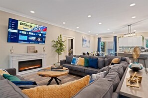Smart TV, chimenea, videojuegos