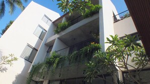 A multi-story building with balconies, some with plants. - Apartment for 2 people on 1st floor with 1 room and 1 bathroom -Hoi An Lifestyle (Hội An)