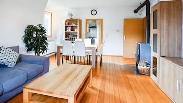 Een televisie, een open haard en een stereo