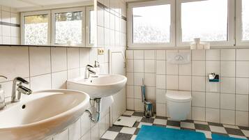 Tina, secadora de cabello, toallas