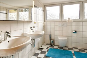 Een bad, een haardroger, handdoeken