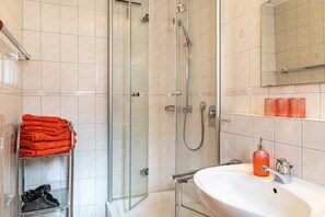 Dusche, Haartrockner, Handtücher