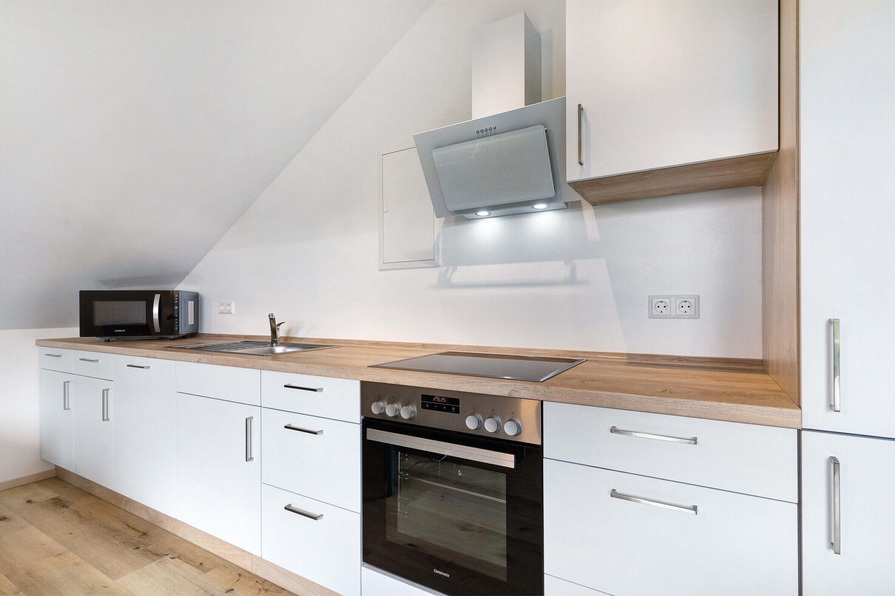 Køleskab, mikrobølgeovn, ovn, kogeplade