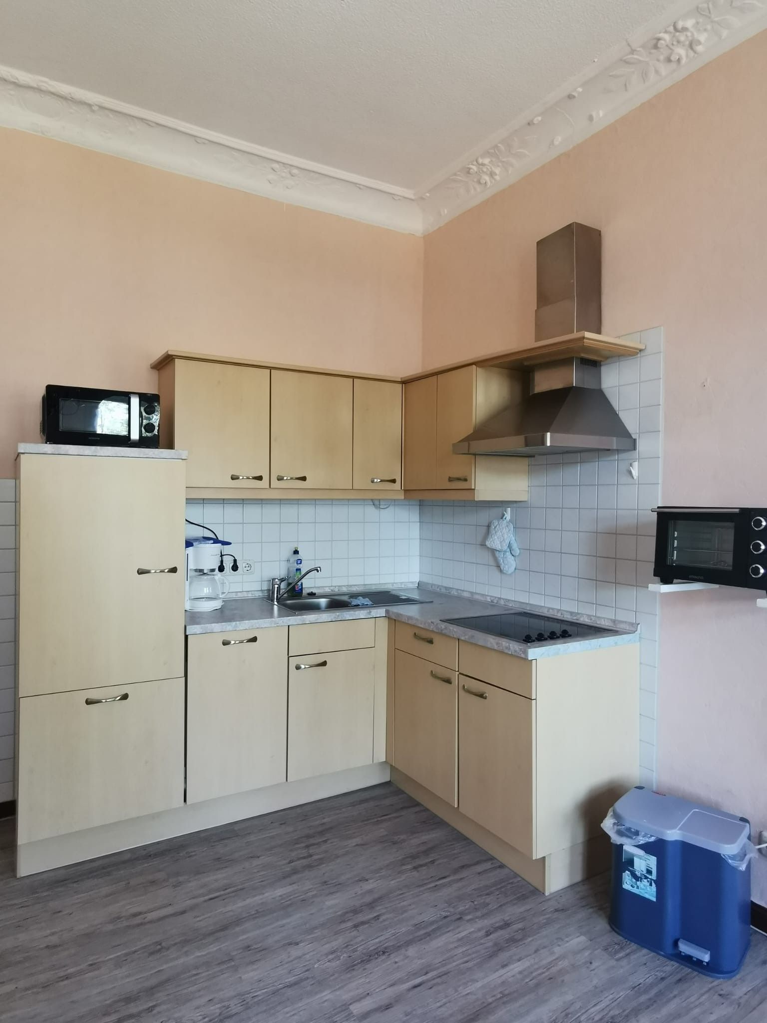 Wasserkocher mit Kaffee-/Teezubehör, Kühlschrank, Mikrowelle, Herdplatte