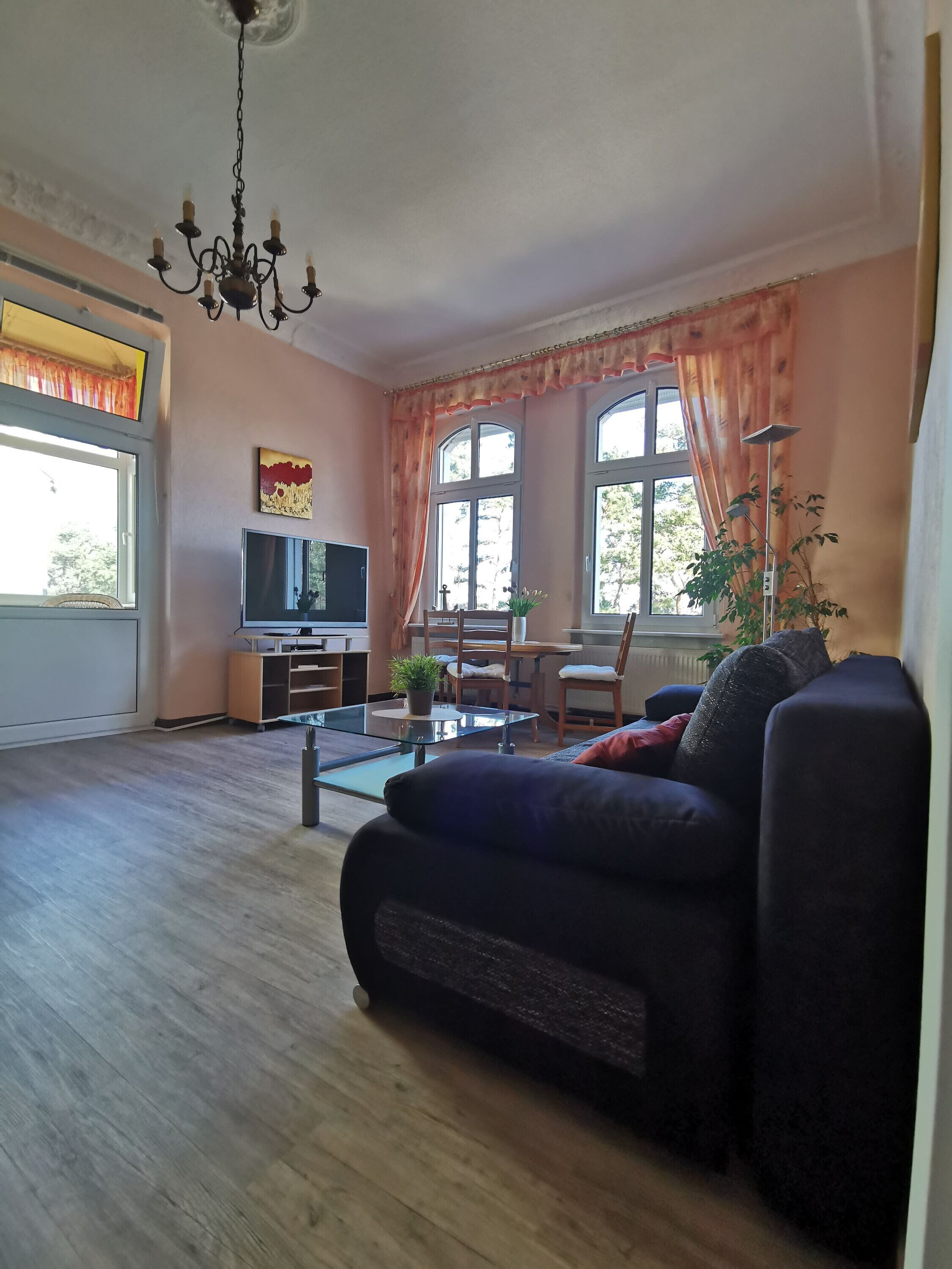 Una televisión, un reproductor estéreo