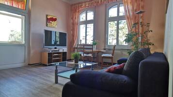 Una televisión, un reproductor estéreo