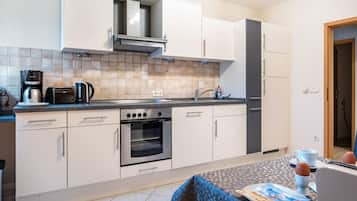 Køleskab, mikrobølgeovn, ovn, kogeplade