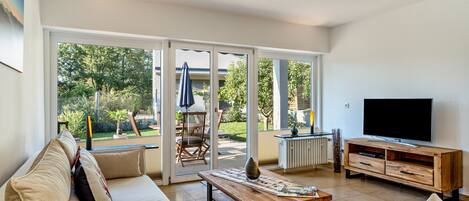 Una televisión, un reproductor de DVD, un reproductor estéreo