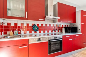 Een koelkast, een magnetron, een oven, een kookplaat