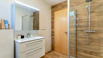 Dusche, kostenlose Toilettenartikel, Haartrockner, Bademäntel